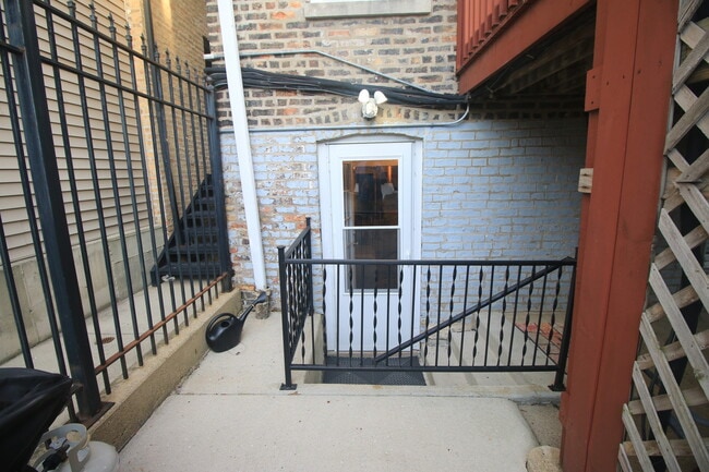 Building Photo - 2042 N Winchester Ave