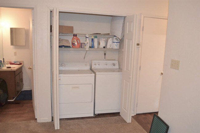 Foto del edificio - 1104 Greentree Ct