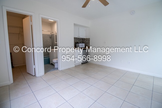 Building Photo - Efficiency Apartment with Pool and Laundry...