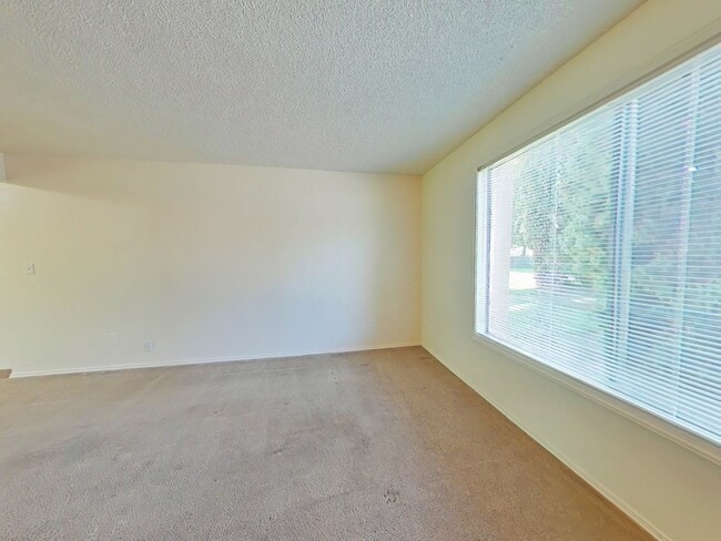 Building Photo - 2 Bedroom 4-Plex ~ South Corvallis ~ Small...