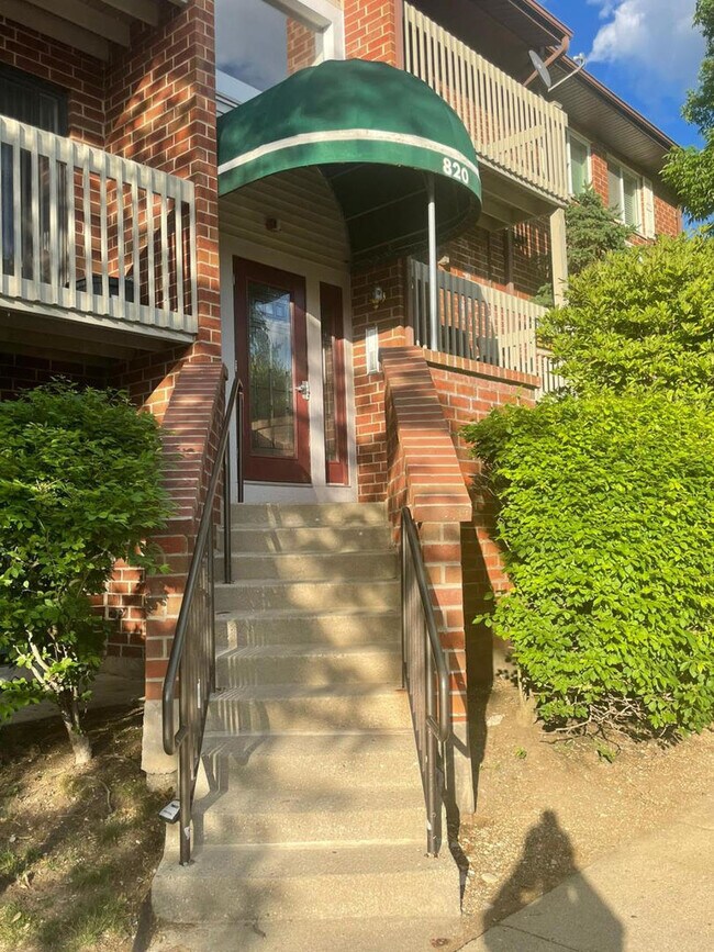 Building Photo - 820 N Lakeside Dr