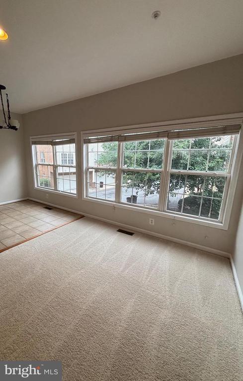 Foto del edificio - 10215 Sherman Heights Pl