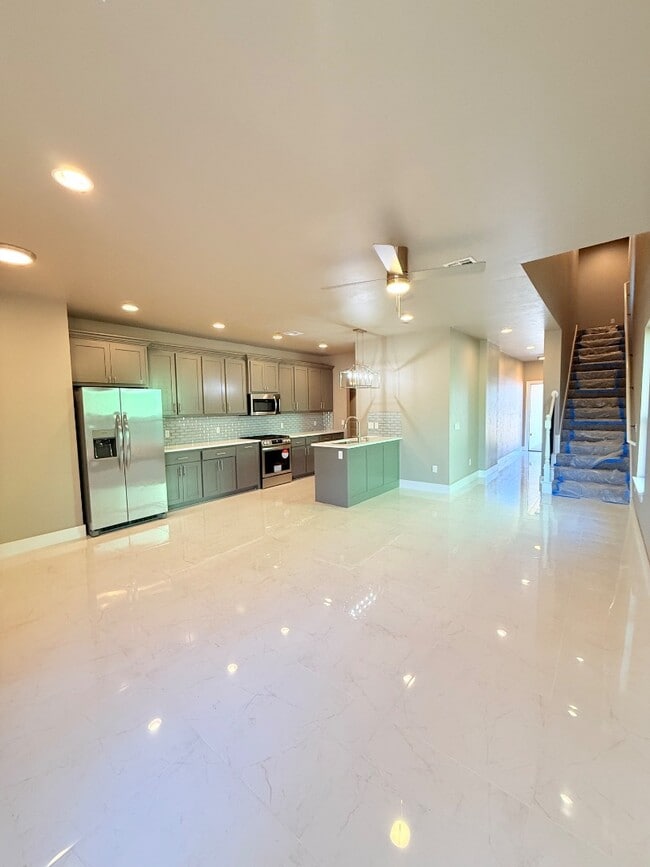 Building Photo - 621 Abadan Dr