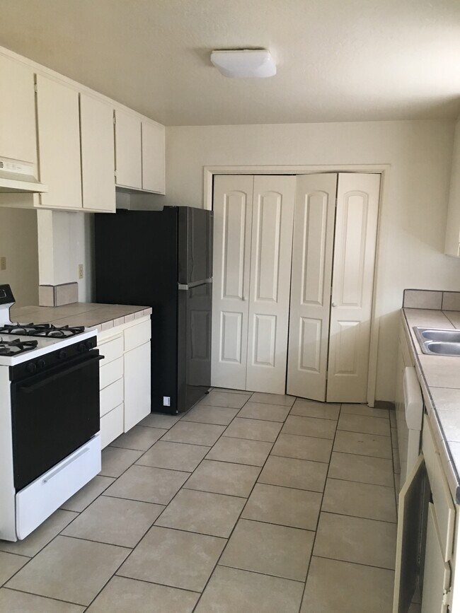 Foto del edificio - 11235 Jones St