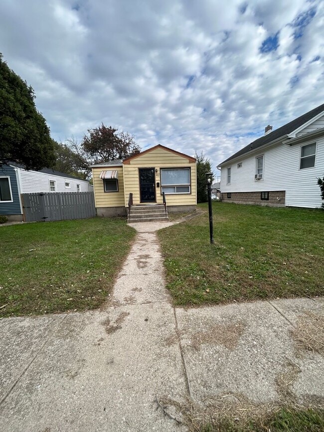 Building Photo - COZY 3 BEDROOM HOME WITH APPLIANCES
