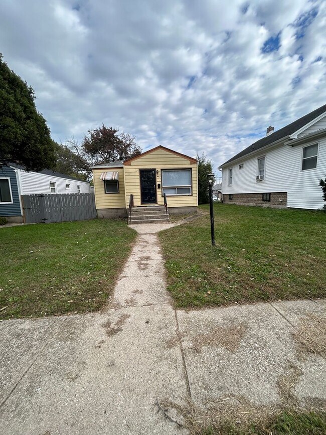 Foto del edificio - COZY 3 BEDROOM HOME WITH APPLIANCES