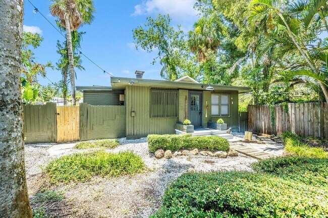 Building Photo - 2027 Panama Dr