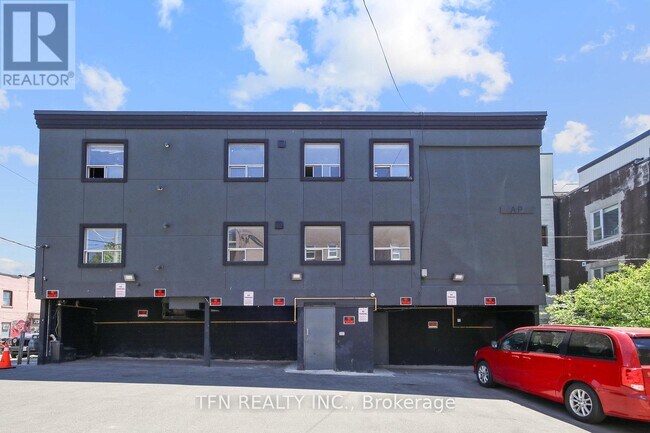 Building Photo - 1328-1328 Gerrard St E
