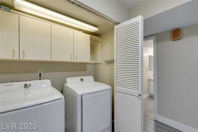 Building Photo - LOCATED IN GATED COMMUNITY JUST MINUTES FR...