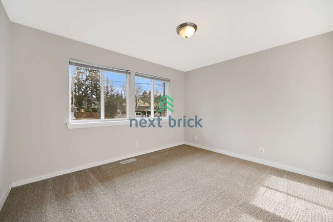 Building Photo - Beautiful remolded Single-family house