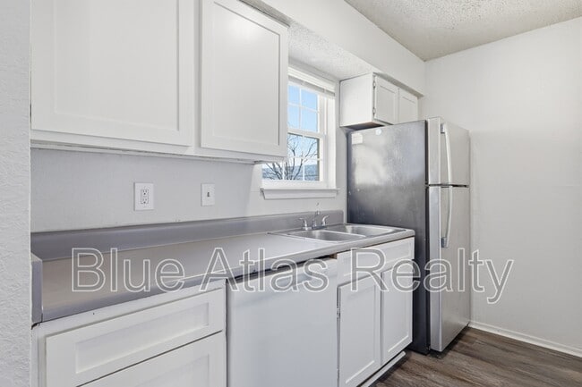 Building Photo - 8030 Cambridge Cir