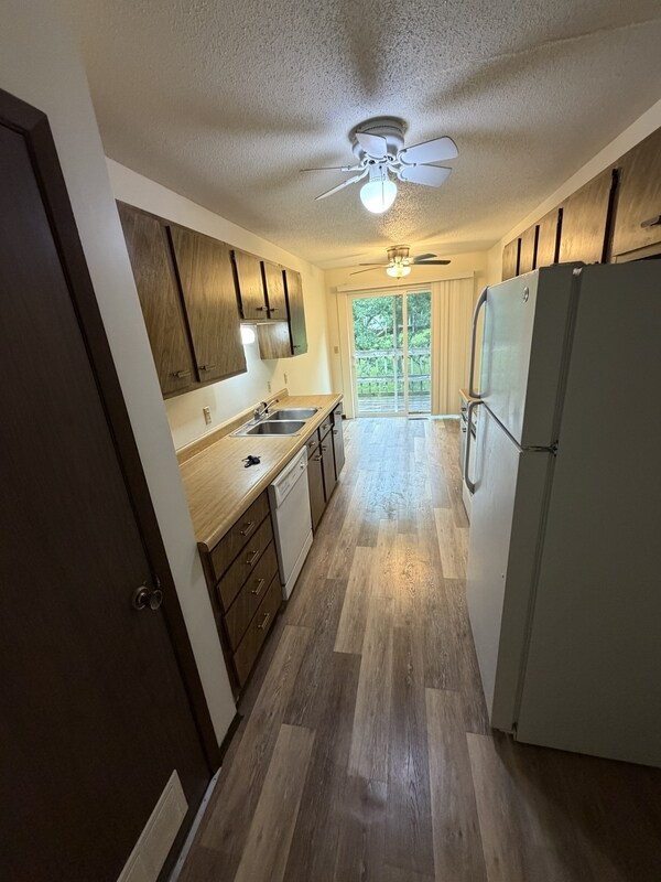 Foto del edificio - 512 Breezy Point Dr