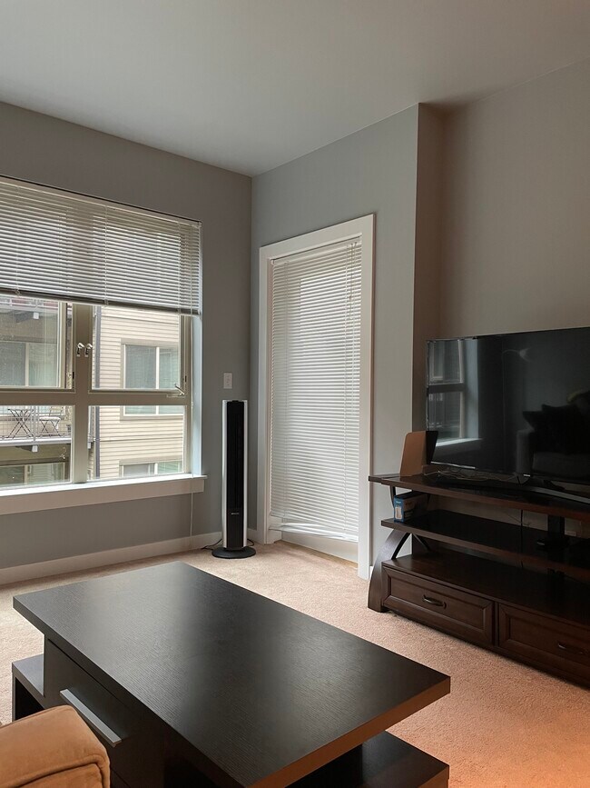Living room - 1410 E Pine St