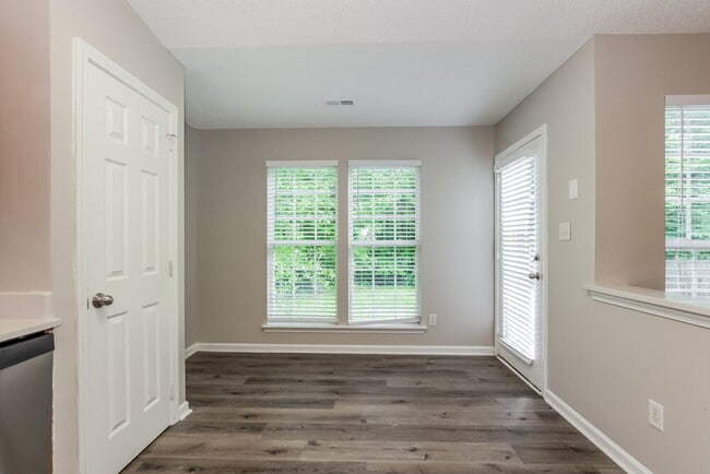 Foto del edificio - 5410 Starflower Dr