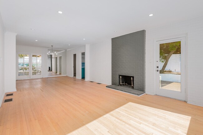 Building Photo - 1312 Larrabee St