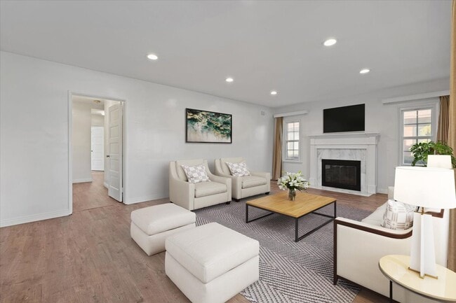 Foto del edificio - 336 W Hillcrest Blvd