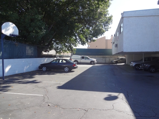 Estacionamiento - 8030 Langdon Avenue,