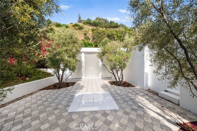 Foto del edificio - 1046 N Hillcrest Rd