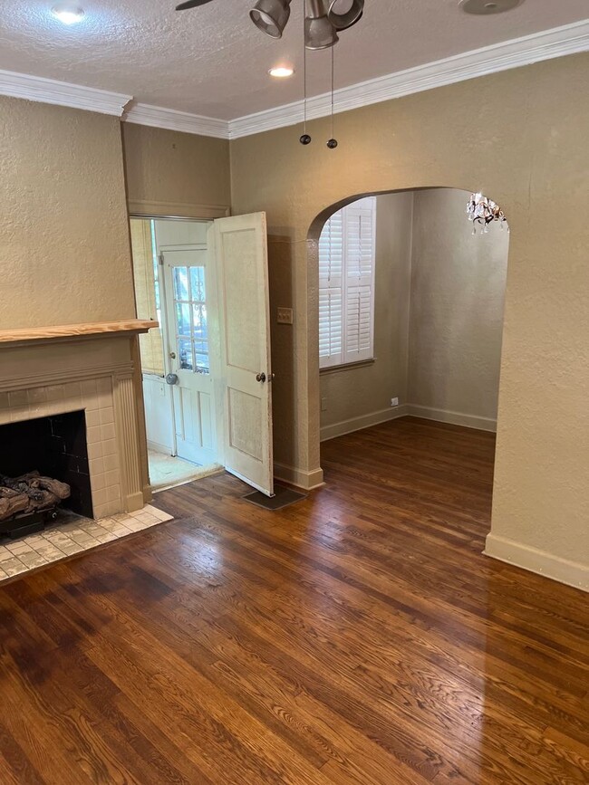 Building Photo - 2 bed, 1 bath near Central and Highland
