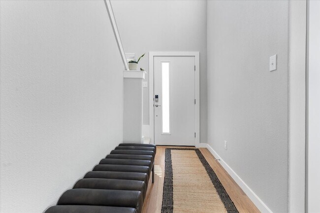 Foto del edificio - 608 Cottage Wood Dr