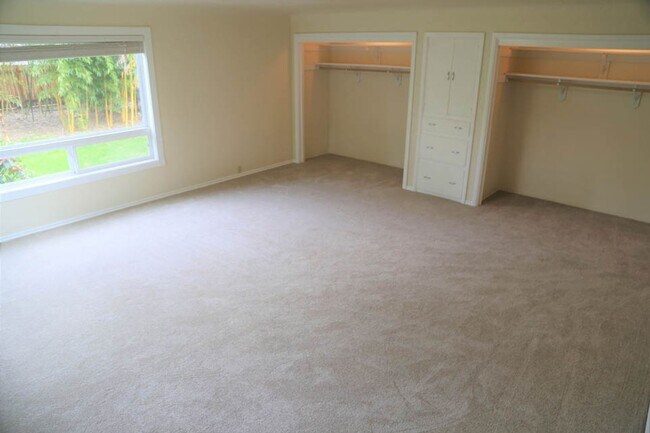 Foto del edificio - Seriously Spacious 5 bed 2 bath 36x20 Shop Garden Shed