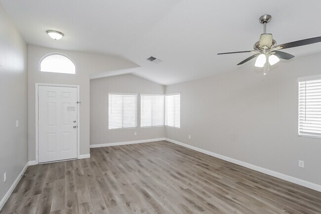 Building Photo - 4400 Sandhorse Ct