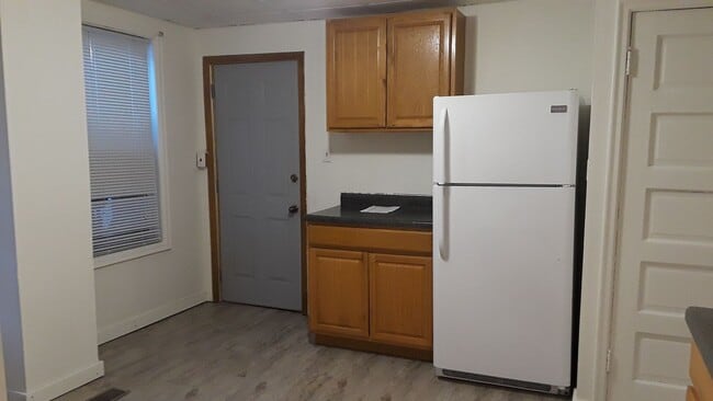 Building Photo - AVAILABLE JULY - 3 BED 1 BATH