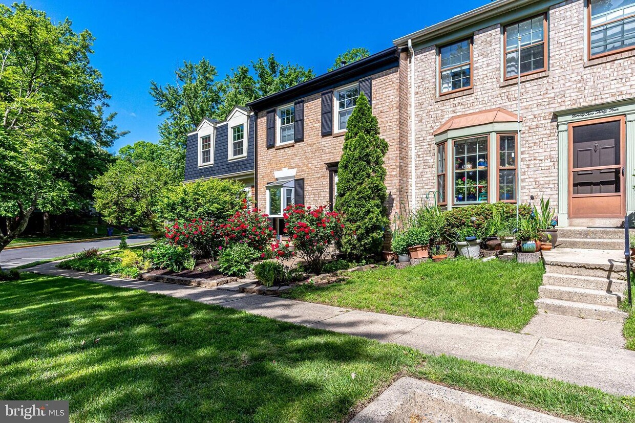 Foto principal - 9236 Sprucewood Rd
