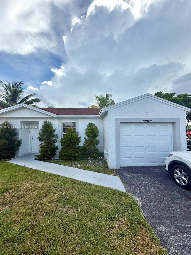 Foto del edificio - 19831 NW 65th Ct