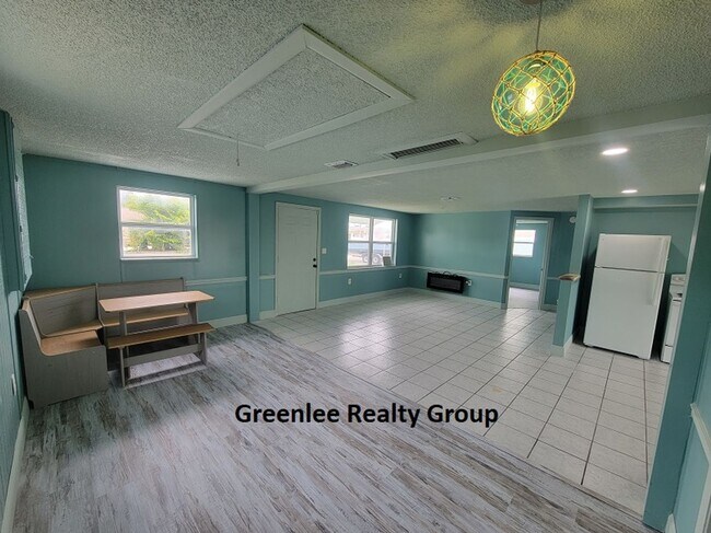 Foto del edificio - Updated 2 Bed/1 Bath Home on a Canal- Pet ...