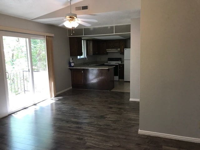 Building Photo - 2 Bedroom Sun Valley Town Home-Great Locat...