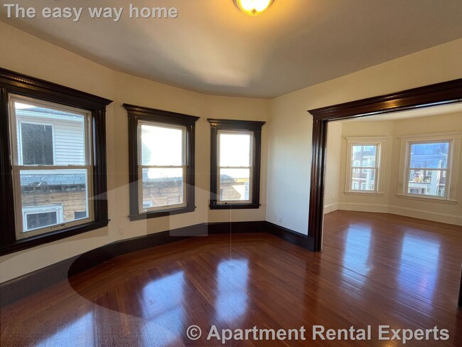 Building Photo - Somerville/Magoun Sq 4 BR, 2 Baths- Parkin...