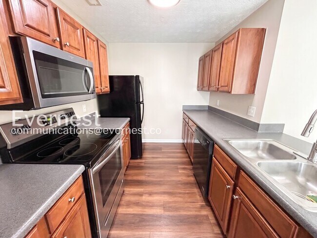 Foto del edificio - 3 Bed/2.5 Bath Town Home with Off-Street Parking / Available Now!