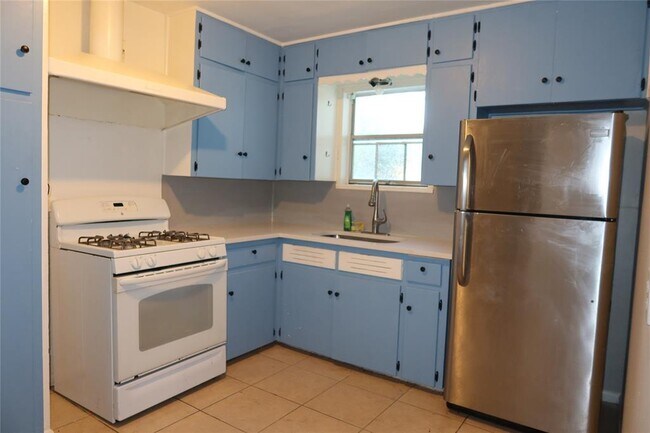 Building Photo - 6201 Chesterfield Ave