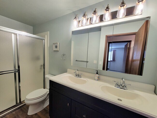 Building Photo - Bright and updated 2 bed condo with amazin...