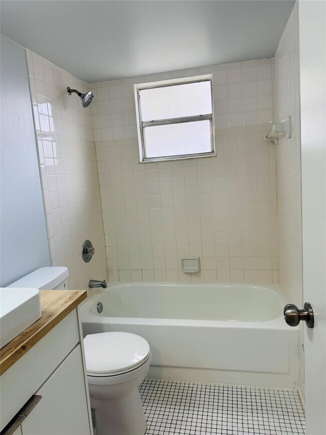 Foto del edificio - 313 Gardens Dr