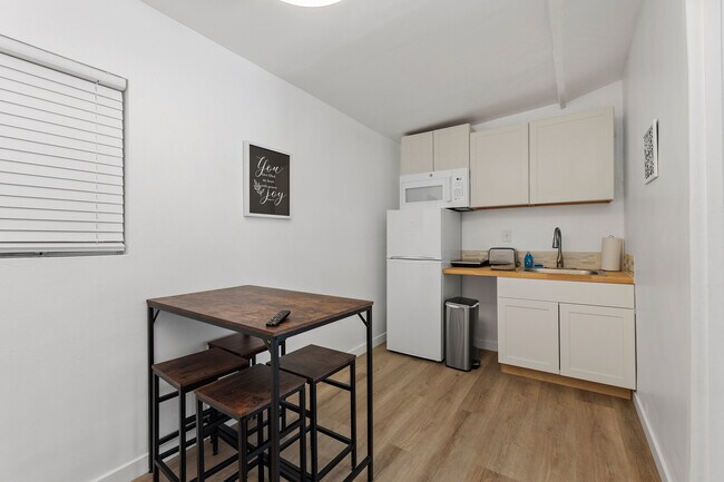 Kitchen - 1421 Dubuque St