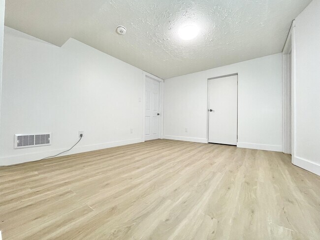 Building Photo - 428 Thorold Rd