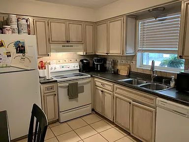 Foto del edificio - Charming 3BR Home | Large Fenced Yard + Prime Location