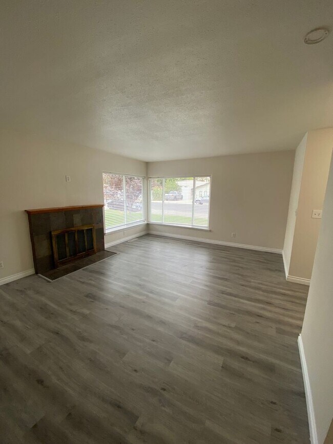 Building Photo - Newly Renovated 5 Bedroom & 2 Bathroom Home!