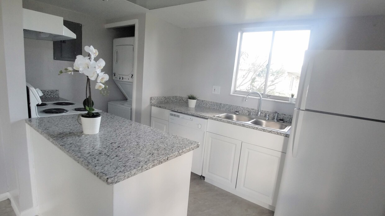 Primary Photo - Beautiful 2/1 w Garage Condo x Rent close ...