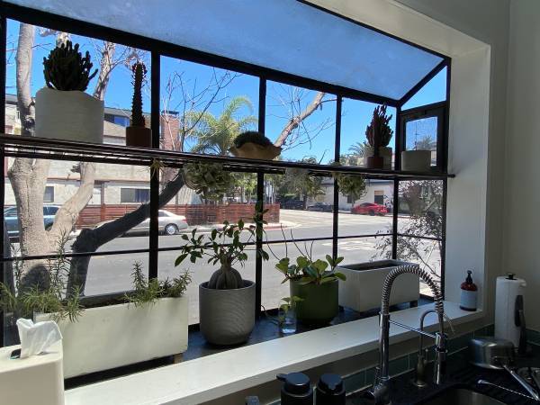 Cocina con ventana - 257 Windward Ave