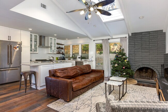 Building Photo - GORGEOUS CARDIFF BY THE SEA HOME!!! HIGH E...