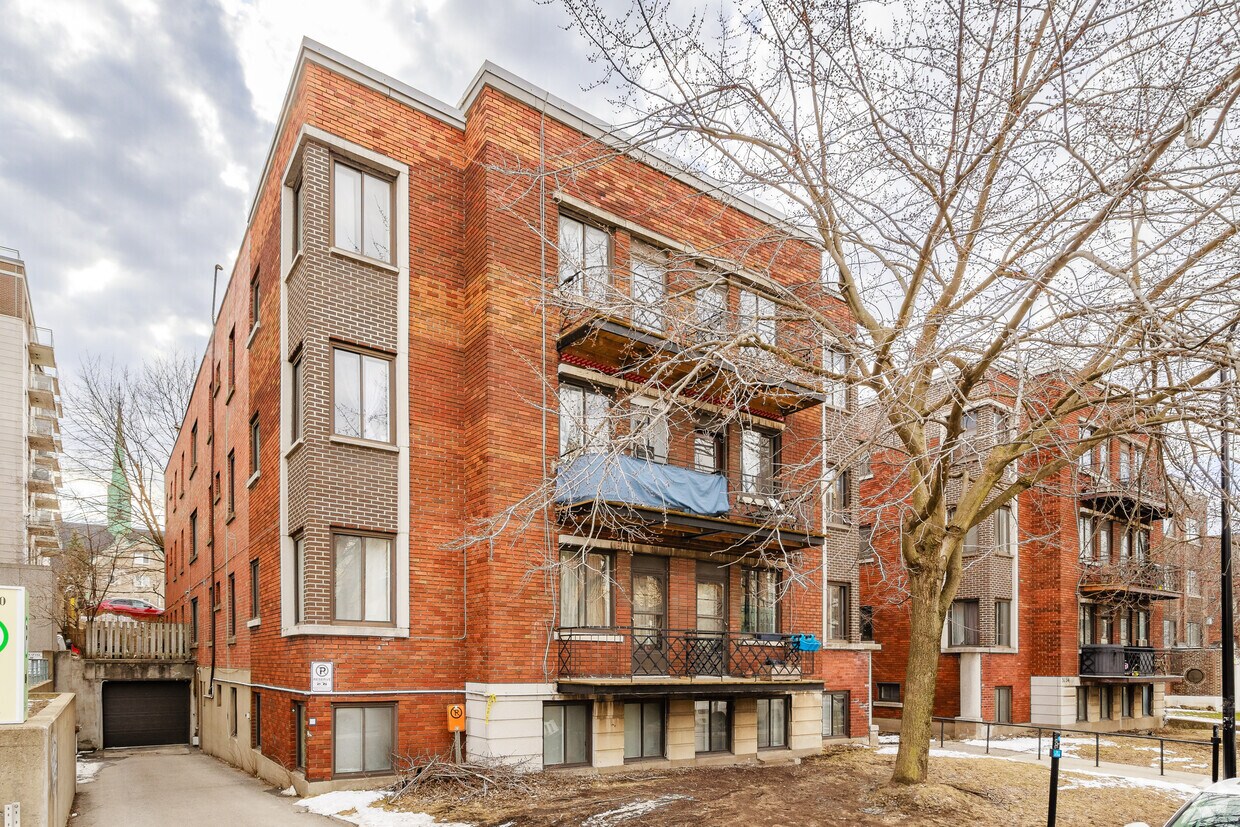 Building Photo - 3726 Ch De La Côte-Sainte-Catherine