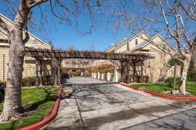 Building Photo - 964 Shoreline Dr