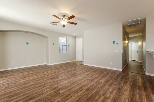 Foto del edificio - 18021 W Carol Ave