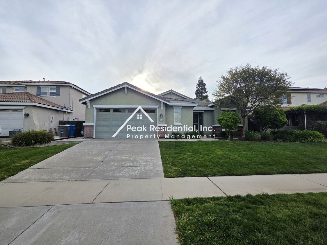 Foto principal - Spacious 4bd/2ba Plumas Lake Home!