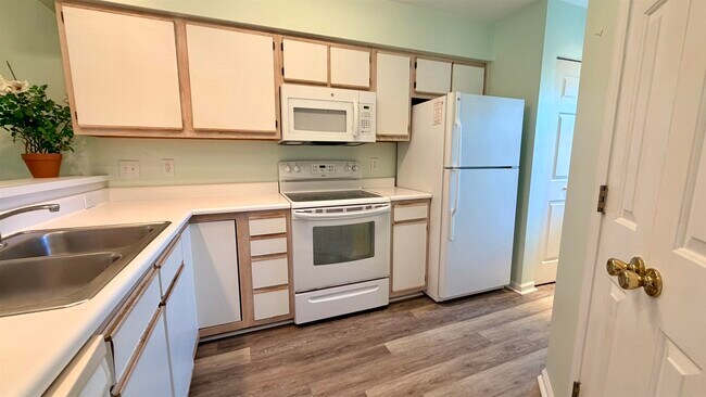 Foto del edificio - 619 Waterway Village Blvd