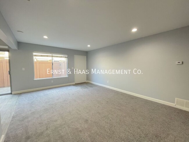 Building Photo - Now Leasing, Beautiful 2 Bed 1 Bath Condo ...