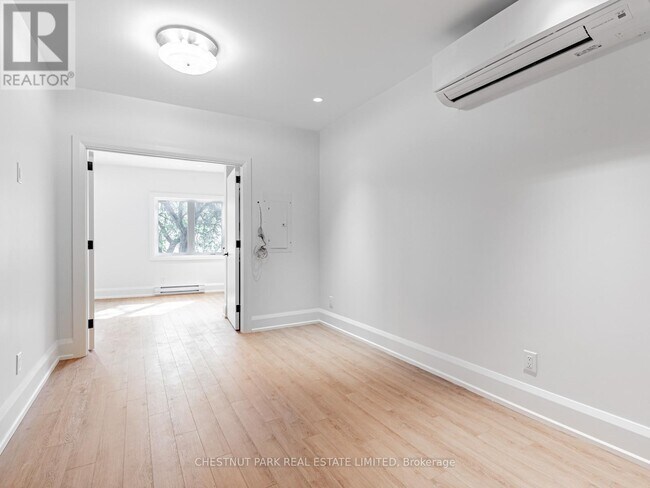 Photo du bâtiment - 2528 Yonge St